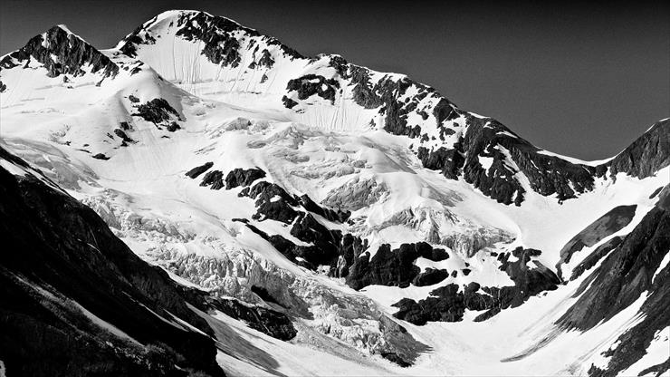 1. TAPETY NA PULPIT  176 - mountain_peaks_snow_black_and_white_92759_1920x1080.jpg