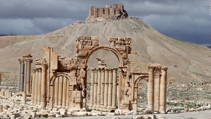 Palmyra - obrazy - Ruiny Palmyry. 151005134005-syria-palmyra-arch-of-triumph-full-169.jpg