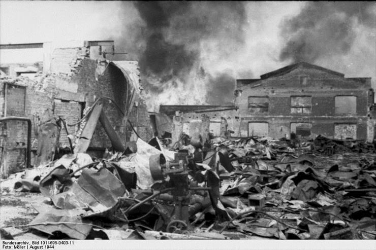 Zdjęcia  StaRE  POLECAM - Bundesarchiv_Bild_101I-695-0403-11,_Warschauer_Aufstand,_brennendes_Fabrikgebude.jpg