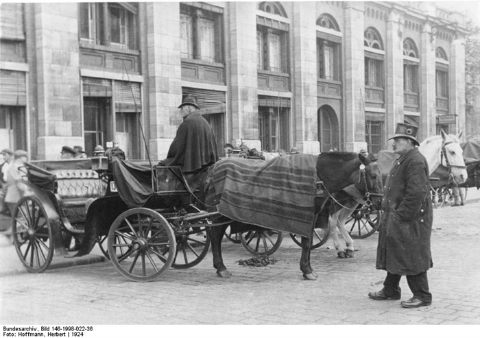 Polska - Droschke 1924 Dorschken auf Abruf vor dem Stettiner Bahnhof.jpg